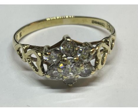 A HALLMARKED BIRMINGHAM 1987 9CT GOLD CLUSTER  RING WITH A CUBIC ZIRCONIA STONE SET SIZE K IN A PRESENTATION BOX 