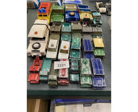 A QUANTITY OF VINTAGE DIE CAST VEHICLES TO INCLUDE MAINLY LANDROVERS 