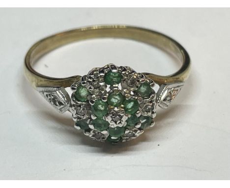 A HALLMARKED 9CT GOLD DIAMOND AND EMERALD RING WITH PRESENTATION BOX SIZE Q 