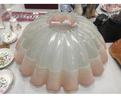 A LARGE VINTAGE STYLE GLASS FLUTED LIGHT SHADE DIAMETER 40CM 