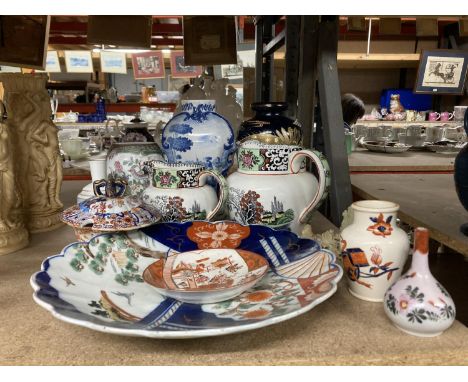 A QUANTITY OF VINTAGE CERAMICS TO INCLUDE T &amp; G GREEN 'MING' JUGS, ORIENTAL FLUTED EDGE WALL PLATE, VASES, ETC 