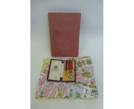 Two French miniature dress uniform medals and a 1958 Plan Commode de Paris booklet.