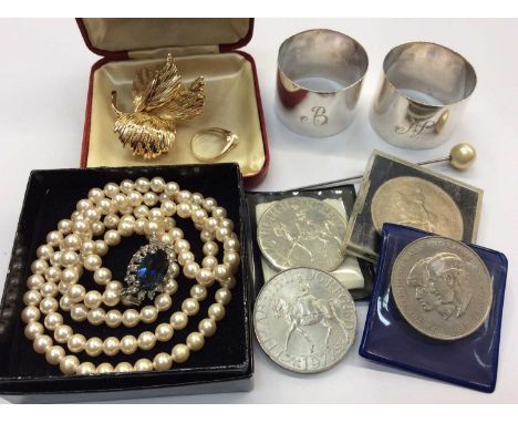 9ct gold cultured pearl ring, other jewellery including 1960s Grosse Germany gilt metal brooch, coins and two silver napkin r