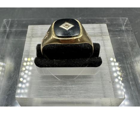 A 9ct gold signet ring (Approximate Weight 3g) 