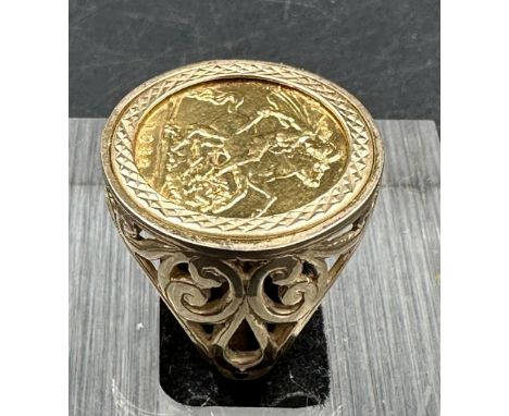 A 1982 half sovereign ring on a 9ct gold mount (total Approximate Weight 9.1g)