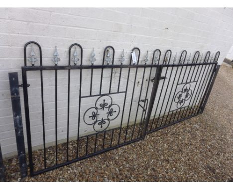 A pair of wrought iron gates - Height 1.07 m x Width 2.7 m with brackets