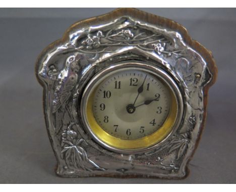 A silver fronted mantel clock - Birmingham 1909 reg. no 453055 - 10 cm x 9 cm 
Condition report:  Working