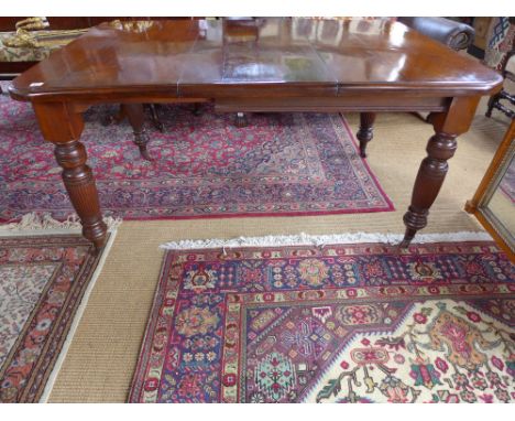 A Victorian mahogany windout dining table - inset one leaf - 1.46 m x 1.02 m