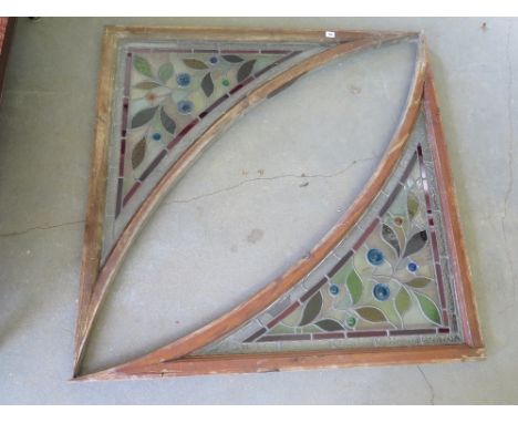 A pair of leaded arched corner windows in pine frames - 1.14 m x 1.14 m
Condition report: One small broken panel 
