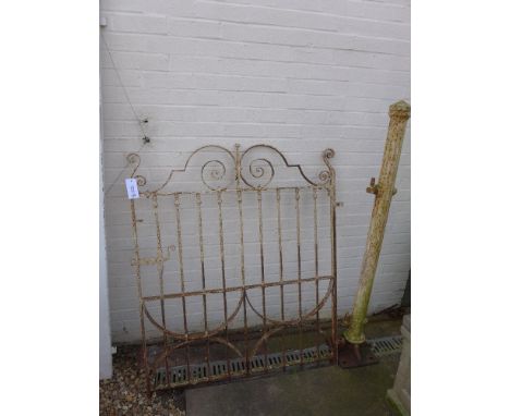 A cast iron single Victorian gate with post - by Hill and Smith Brierley Hill - Post height 1.48 m - Width 1.16 m