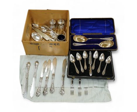 A cased set of six silver grapefruits spoons with a silver handled carving knife and a quantity of assorted plated flatware. 