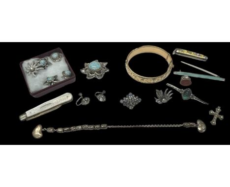 A quantity of costume jewellery including a yellow metal bangle, two pen knives, enamelled brooches, rings, earrings, pendant