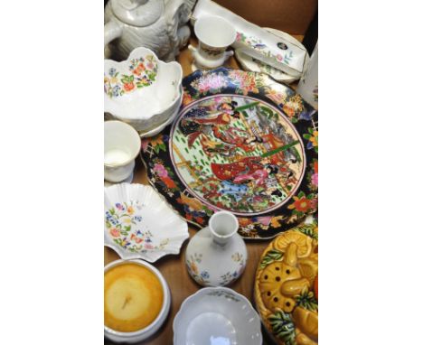 A mixed lot of ceramics to include Aynsley ware, bowls, small vases, pin dishes etc, also 20th century Oriental plates and a 