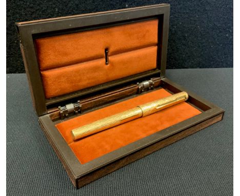 A 1979-1982 Parker 105 rolled gold bark pattern fountain pen, 14ct gold (585) nib, boxed 