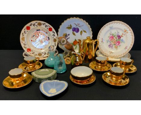 Ceramics -  A pair of Royal Crown derby plates, 8687 pattern; a Royal Crown Derby 'Brown owl model' by P. Whittaker; Caithnes