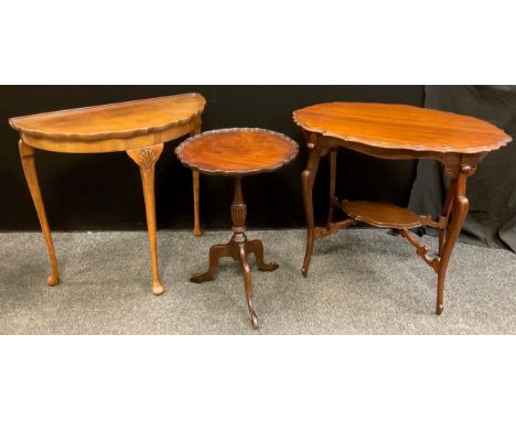 A reproduction mahogany pedestal side table, circular pie-crust top, turned reeded pedestal, tripod base, 63cm high x 45.5cm 