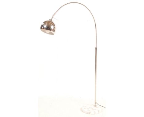 Manner of Harvey Guzzini. A retro vintage 1980s brushed chrome and white marble based adjustable arc lamp / floor light. The 