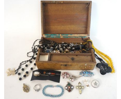 COLLECTION OF VICTORIAN AND LATER JEWELLERY
including a stone set silver dirk kilt pin; a cameo stick pin, two pairs of pearl