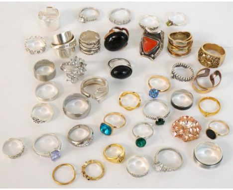 COLLECTION OF RINGS
of various sizes and designs, including silver and stone set examples, and a Buckley pearl set silver rin