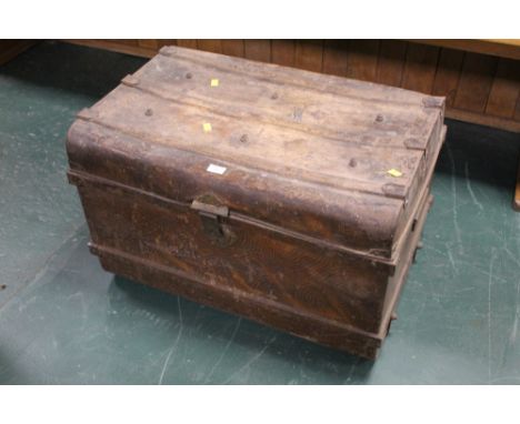 Tin trunk, height 46 cm, width 75 cm, depth 52 cm