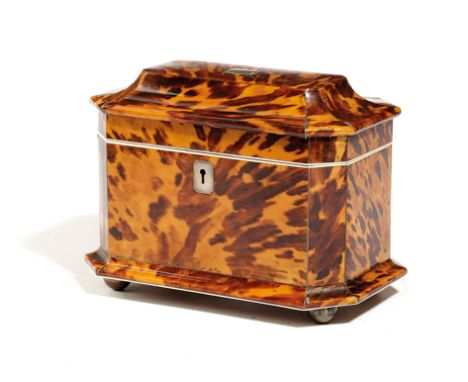 λ A REGENCY TORTOISESHELL TEA CADDY EARLY 19TH CENTURY of sarcophagus shape and inlaid with pewter stringing, the pagoda shap