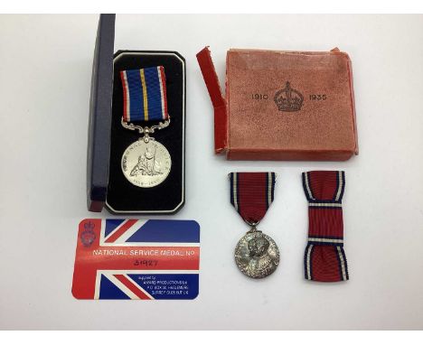 1935 Jubilee Medal with Bow Ribbon and Box, 1939-1960 National Service Medal in case (2) [637508]