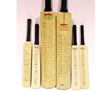 Leicestershire Cricket Club, signed full size 2003 and 2005 cricket bats including Philip de Freitas and four mini bats (6). 
