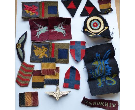 British WWII or Post WWII Airborne Commando beret badge in pressed metal, together with period division patches including Peg