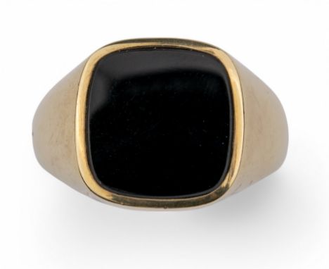 1980s A black onyx and yellow metal cushion shaped signet ring Weight: 7.99 grams approximately Finger size: V 