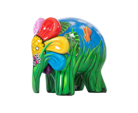This sculpture shows Elmer as a giant flower walkingin the long grass and meeting some very colourfulanimal characters along 