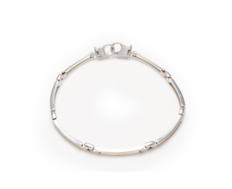 Contemporary white gold bracelet Stamped 750 for 18K gold Weight is 9.12g Length: 19cm &gt;&gt; Condition is very good, consi