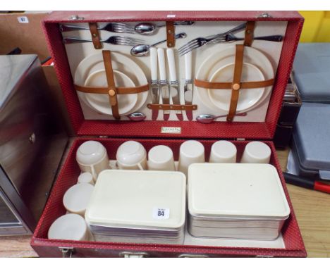Coracle picnic hamper 