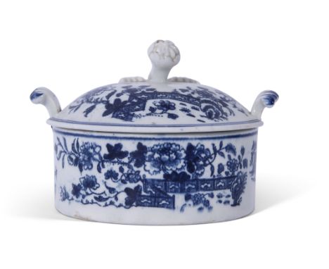 Rare Lowestoft porcelain butter tub and cover decorated in underglaze blue with a version of the Worcester fence pattern with
