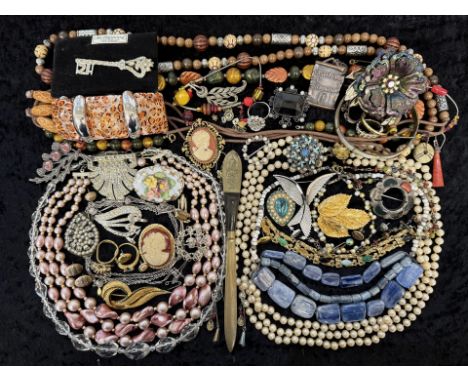 Box of Assorted Vintage Costume Jewellery, including pearls, necklaces, chains, crystals, earrings, brooches, bracelets, etc.