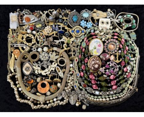 Box of Assorted Vintage Costume Jewellery, including pearls, necklaces, chains, crystals, earrings, brooches, bracelets, etc.