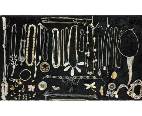 Box of Quality Vintage Costume Jewellery, including necklaces, chains, pearls, beads, bracelets, earrings, brooches, rings, e