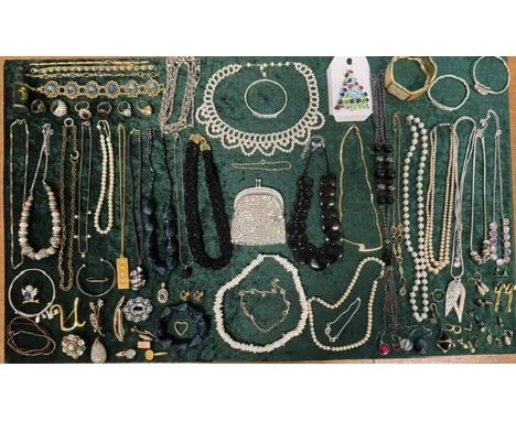 Box of Quality Vintage Costume Jewellery, including necklaces, chains, pearls, beads, bracelets, earrings, brooches, rings, e