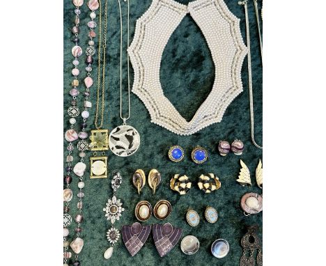 Box of Assorted Vintage Costume Jewellery, including pearls, necklaces, chains, crystals, earrings, brooches, rings, etc.