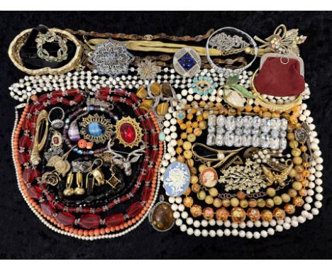 Box of Assorted Vintage Costume Jewellery, including pearls, necklaces, chains, crystals, earrings, brooches, bracelets, etc.