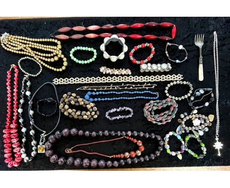 Box of Quality Vintage Costume Jewellery, including necklaces, chains, pearls, beads, bracelets, earrings, brooches, rings, e