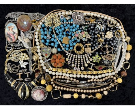 Box of Assorted Vintage Costume Jewellery, including pearls, necklaces, chains, crystals, earrings, brooches, rings, etc.