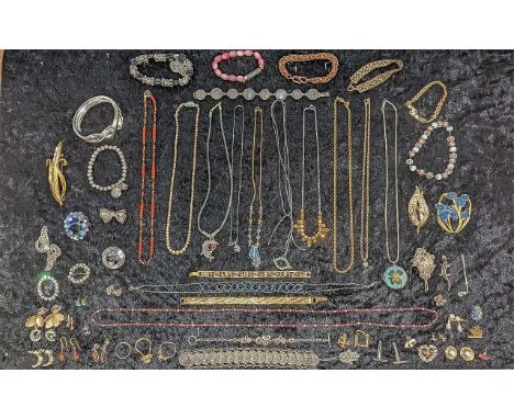Box of Quality Vintage Costume Jewellery, including necklaces, chains, pearls, beads, bracelets, earrings, brooches, rings, e