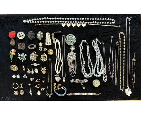 Box of Quality Vintage Costume Jewellery, including necklaces, chains, pearls, beads, bracelets, earrings, brooches, rings, e