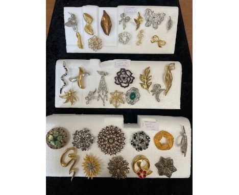 Collection of 34 Vintage Decorative Brooches, various designs to include stone set, crystal set, pearl set, butterflies, snak