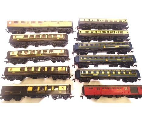 Eleven assorted coaches; Triang Pullmans x4, LNER Teak x1, HO scale, Jouef/Playcraft, wagon lits x3, TPO x1, chocolate/cream 