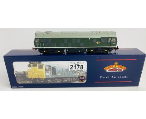 Bachmann 32-325 Class 25/1 D5211 Green Includes Detail Pack &amp; Papers etc Ex Shop Stock Boxed P&amp;P Group 1 (£14+VAT for