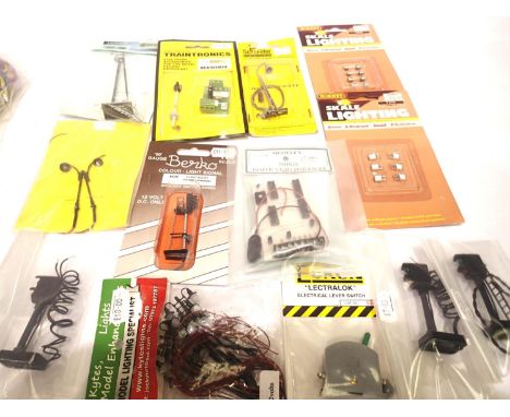 Selection of model railway electrics including lights, switch fuses and plugs, signals and traffic light sequencer etc. P&amp