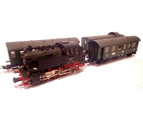 Lima 0.6.0T DB black/red 80005 and 3x green four wheel type DB coaches. P&P Group 1 (£14+VAT for the first lot and £1+VAT for