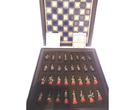 Franklin Mint Battle of Waterloo pewter/brass chess set. Pieces H: 5.5 cm - 4 cm, board: 28 cm. Excellent - near mint conditi