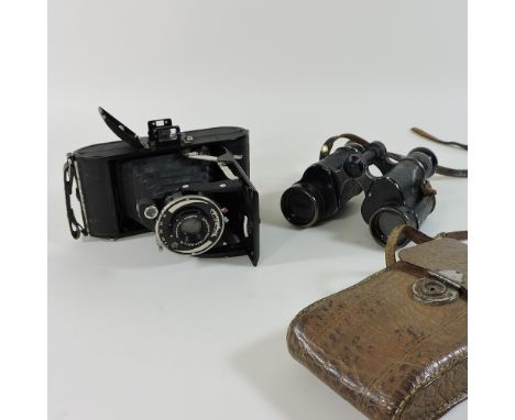 A Voigtlander Bessa camera, together with a pair of early 20th century German Optikotechna binoculars, no 22118